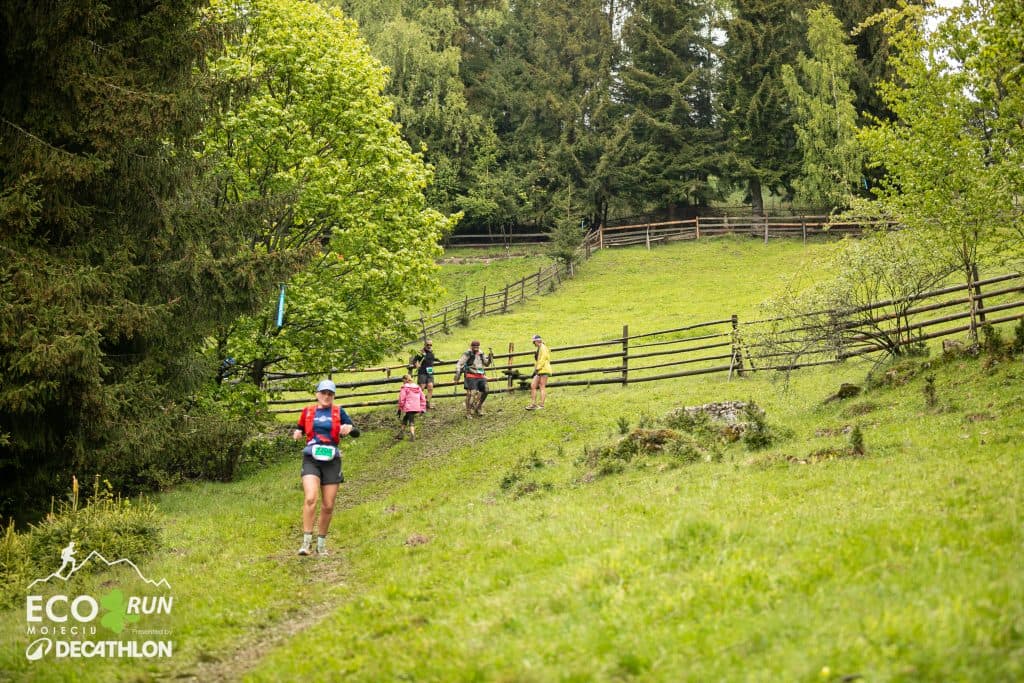 Cross runner on the Loop 3 trail